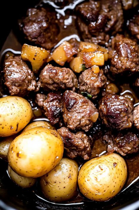 Cooker Garlic Butter Beef Bites and Potatoes